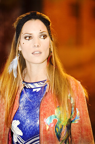 Berta Mar&iacute;a de Tena lleva vestido vintage y cazadora de cuero de Arte para Vestir.