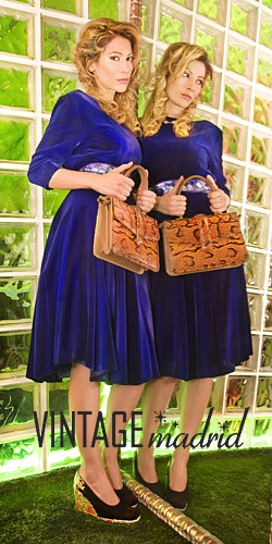 Celia Blanco lleva vestido de terciopelo vintage, bolso de pit&oacute;n vintage y zapatos de Arte para Vestir en la tienda Vintage Madrid