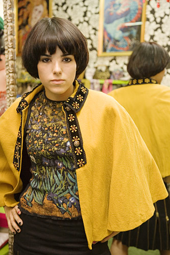 Mar&iacute;a Fern&aacute;ndez lleva camiseta de Arte para Vestir, capa vintage y falda de Alexander Mcqueen en la tienda Vintage Madrid