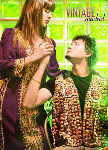 Alba lleva vestido gala iran&iacute; vintage y Joy chaleco gala afgano vintage en la tienda Vintage Madrid